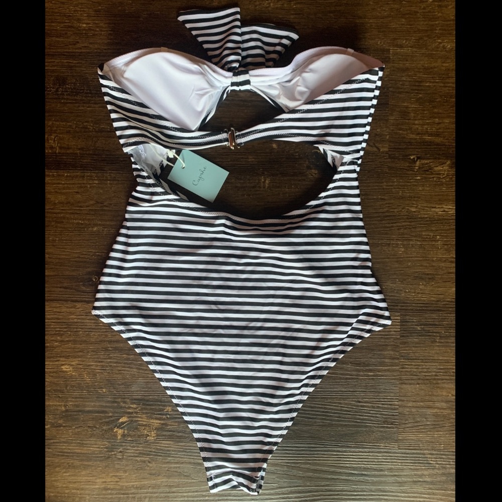 One-piece black and white striped swimming suit